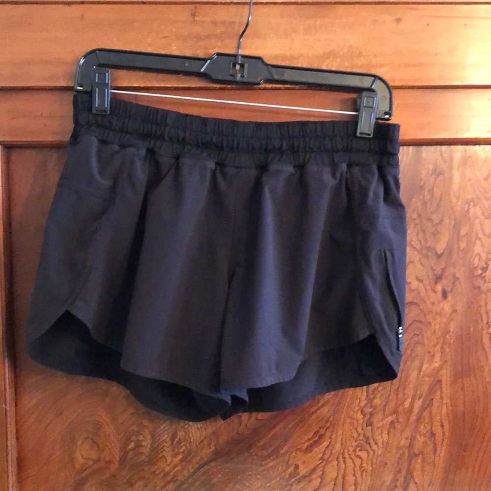 Lululemon black tracker short sz 10 3.5” inseam